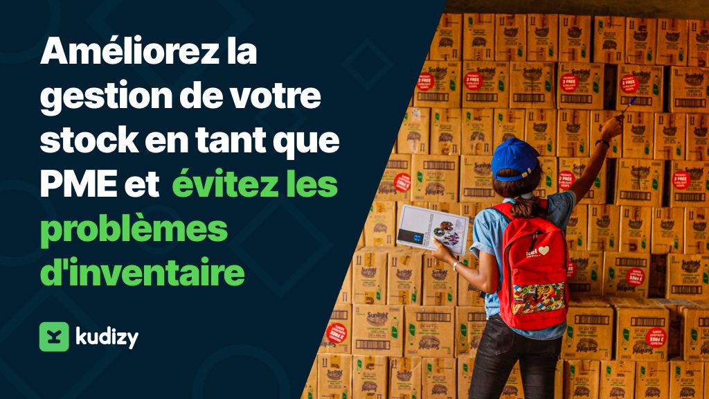 Image d'un femme debout vérifiant les stocks